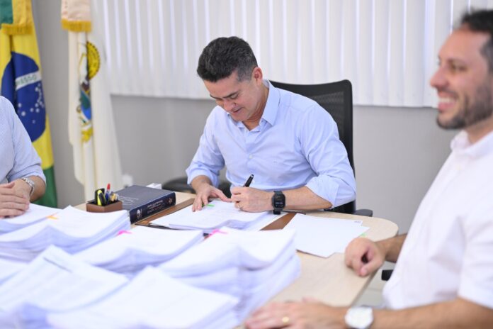 David Almeida garante progressão para quase 10 mil servidores da Educação em Manaus