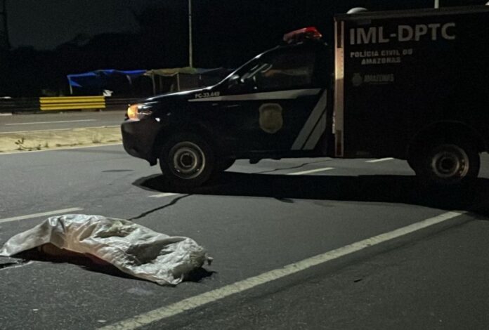 Mulher morre após ser atropelada por carro próximo à Ponte Rio Negro, em Iranduba