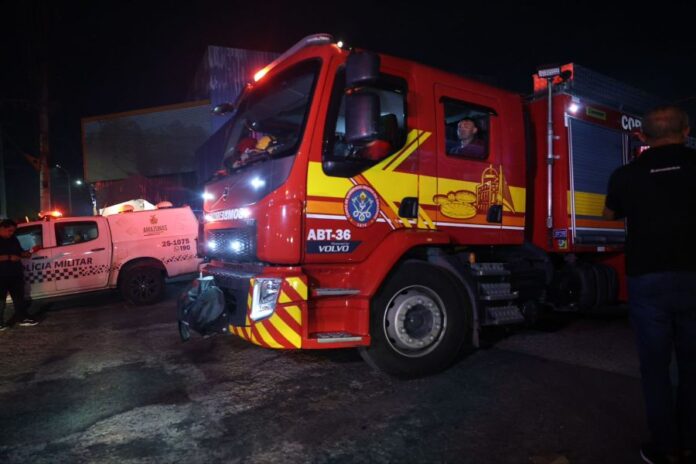 Bombeiros controlam incêndio de grandes proporções na Zona Leste