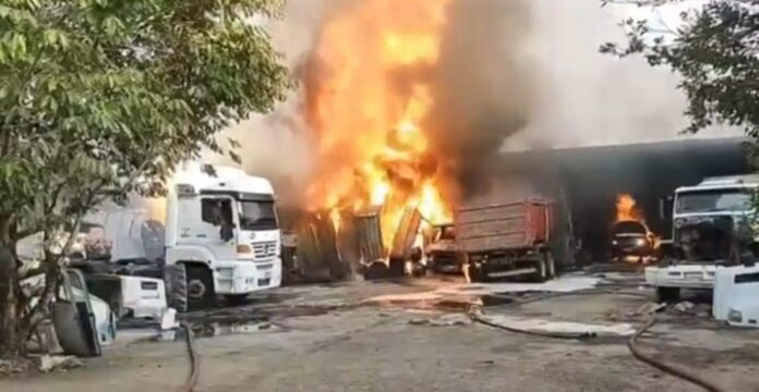 Fábrica de colchões pega fogo no Tarumã