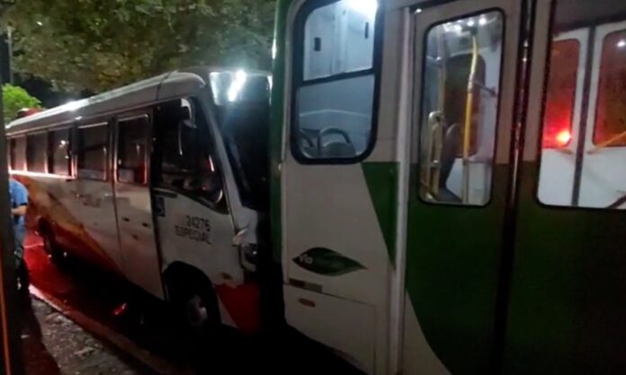 VÍDEO: Acidente entre micro-ônibus e ônibus deixa 9 feridos em Manaus