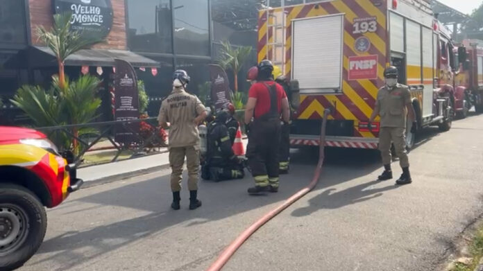 VÍDEO: incêndio atinge restaurante Velho Monge no Parque 10