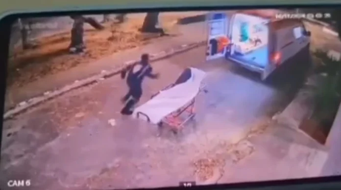 VÍDEO: Homem rouba ambulância do Samu durante atendimento