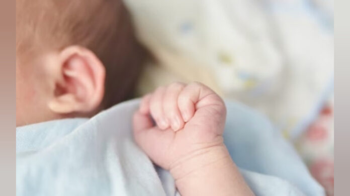 Bebê de 8 meses é retirada do próprio velório após mexer mão, diz funerária