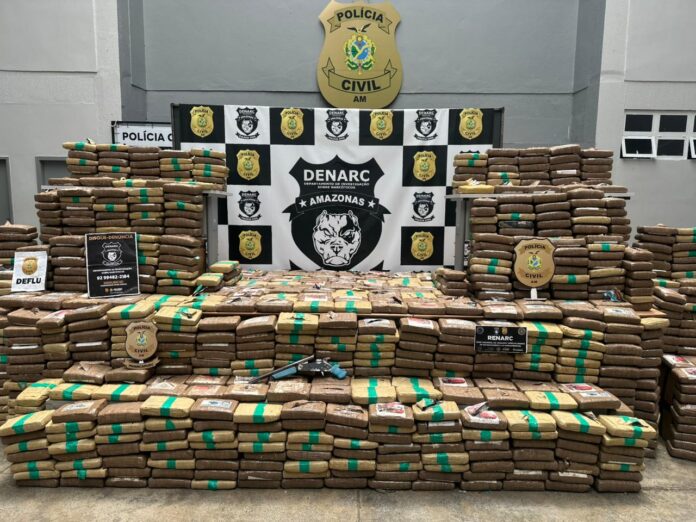 Mais de 1 tonelada de skunk é apreendida em sítio no AM; cinco são presos