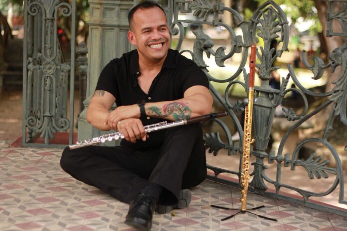 Flautista Carlos Alexandre reinventa repertório natalino em Manaus