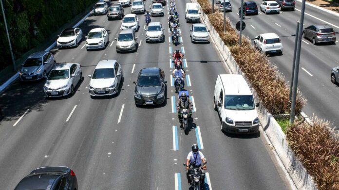 Governo Lula prepara norma para liberar faixas exclusivas de motos em todo o país