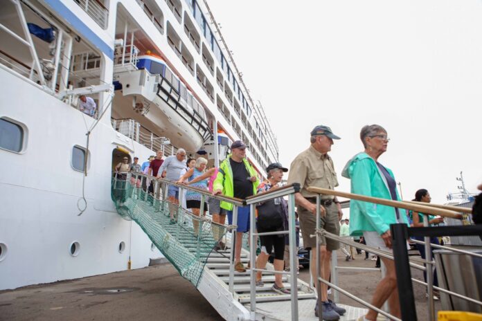 Primeiro navio da temporada de cruzeiros chega a Manaus com mais de 1,2 mil turistas