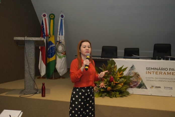 Professora da Ufam representa o Amazonas em seminário de Desenvolvimento, Estado e Sociedade