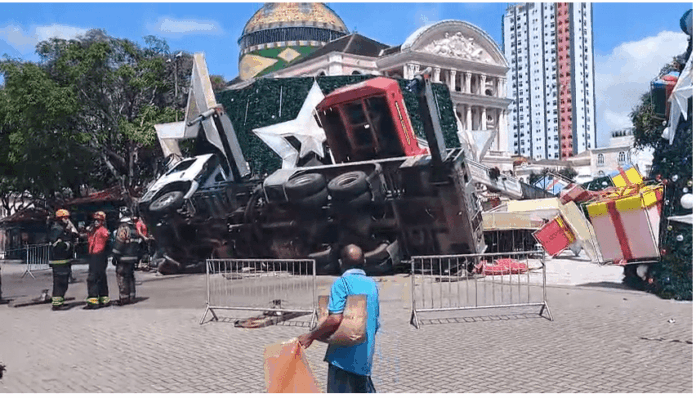 Guindaste tomba em Manaus e mata trabalhador na montagem da árvore de Natal