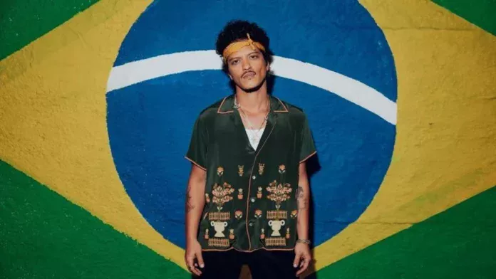 Bruno Mars samba em show e mostra molejo: ‘Oficialmente brasileiro’
