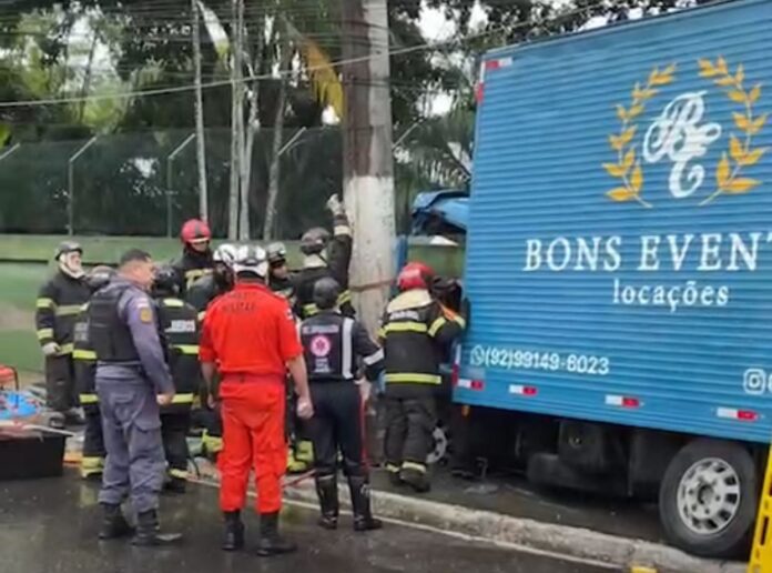 Notícias do Amazonas – Motorista é resgatado após caminhão colidir com postes em Manaus