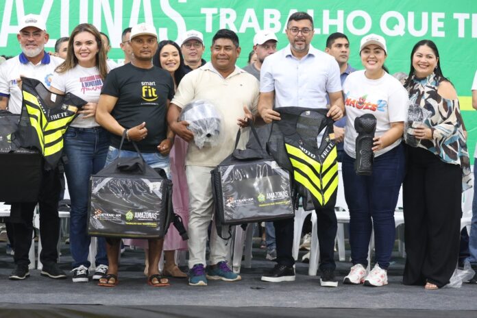 Notícias do Amazonas – Detran-AM entrega kits de segurança a motofretistas em Maués