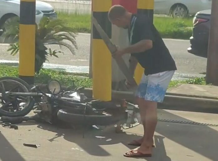 Notícias do Amazonas – Motociclista destrói veículo após apreensão em Manaus