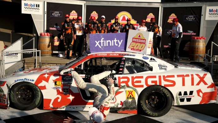 Vitória se transforma em acidente: piloto cai do carro e fratura clavícula