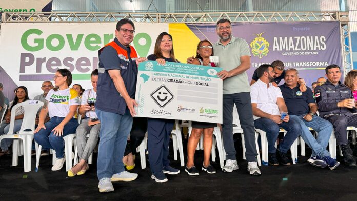 Notícias do Amazonas – Detran-AM distribui 90 CNHs e 35 certificados em evento social