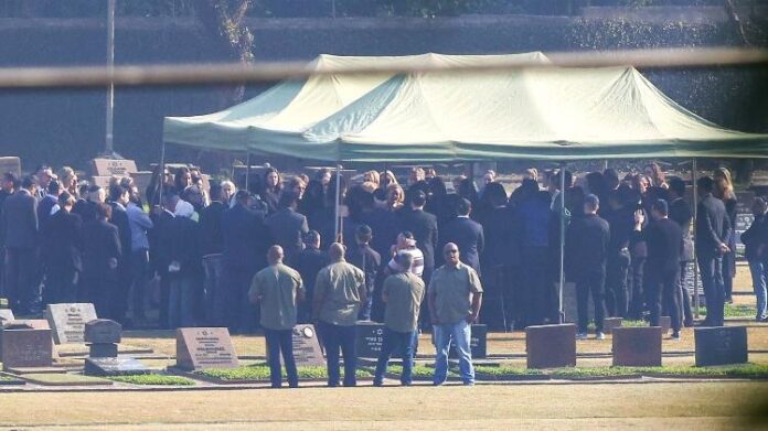 Silvio Santos é homenageado em sepultamento no Butantã, São Paulo