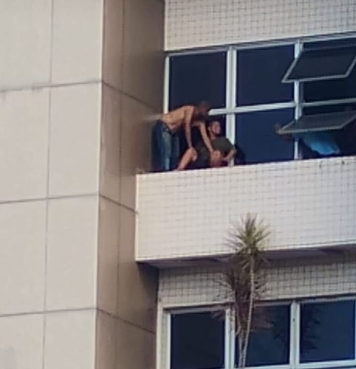 Notícias do Amazonas – Mulher é mantida refém em sacada de hospital por horas