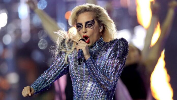 Lady Gaga confirma apresentação gratuita em Copacabana para 2025