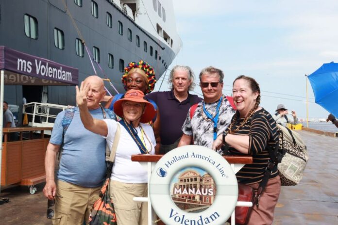 MS Volendam atraca no Porto de Manaus com mais de 2 mil turistas