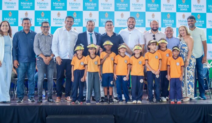 David Almeida entrega escola-modelo e anuncia maior pacote de valorização