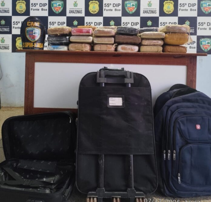 Passageiro é preso com 41 tabletes de skunk dentro de bagagem em barco no AM
