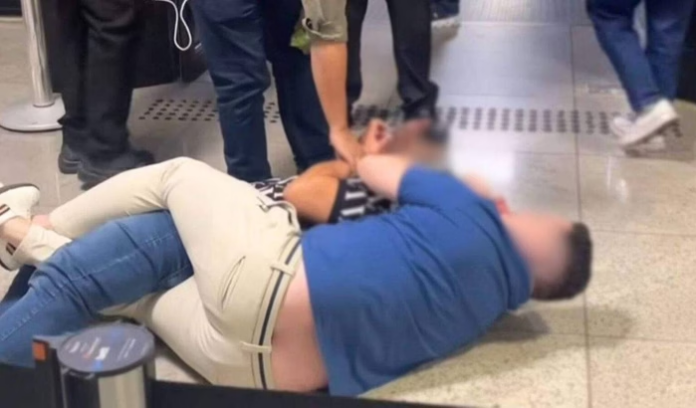 VÍDEO: Passageiros saem no soco dentro de aeroporto