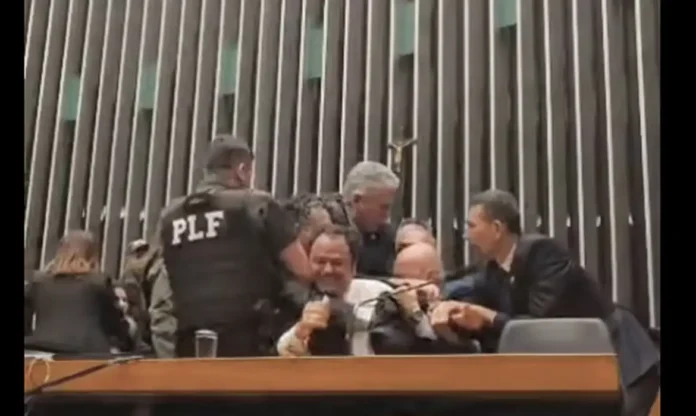 VÍDEO: Glauber Braga é retirado à força após ocupar cadeira da presidência da Câmara