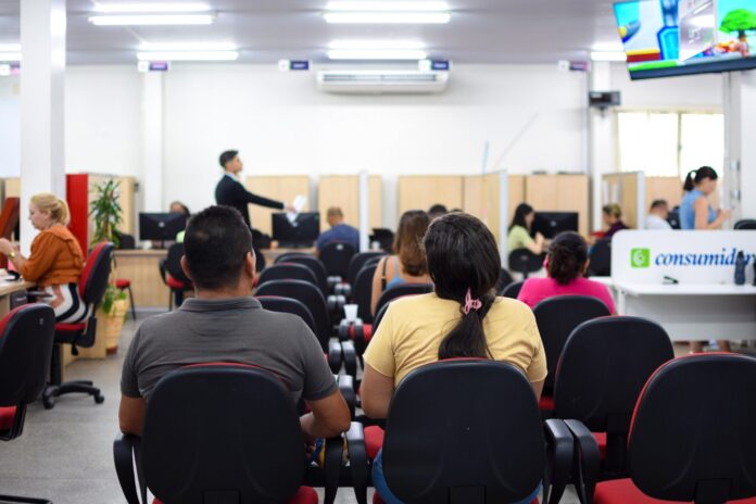 Procon-AM orienta população sobre como realizar denúncias ou reclamações