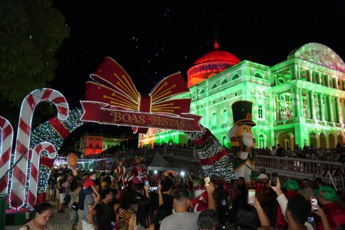 Espetáculos e Fábrica do Papai Noel encantam o Centro de Manaus