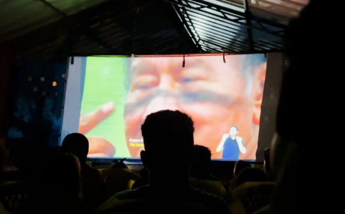 Primeiro cinema itinerante movido a energia solar chega a Manaus