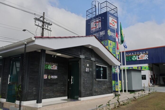 Projeto pioneiro no Amazonas cria moradias com plástico reciclado