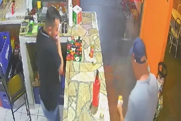 VÍDEO: Coxinha explode e causa queimadura no rosto de homem