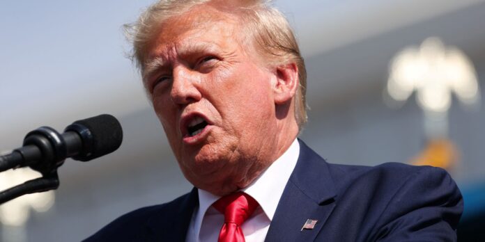 Polícia detém homem armado com AK-47 em possível ataque a Donald Trump