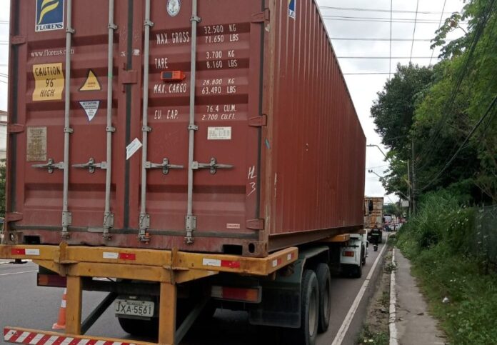 Notícias do Amazonas – Jovem de 17 anos é pego dirigindo caminhão trator em Manaus