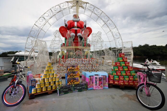 Notícias do Amazonas – Balsa iluminada traz alegria natalina a comunidades ribeirinhas