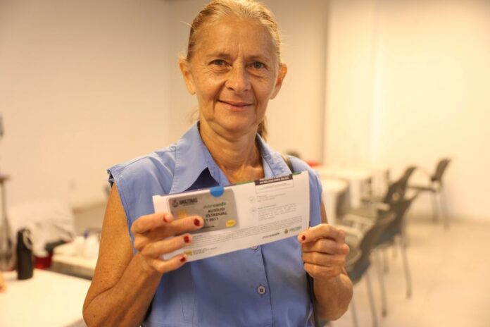 Notícias do Amazonas – 2,5 mil cartões do Auxílio Estadual são entregues em Manaus