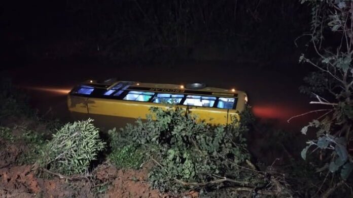 Ônibus escolar tomba em rio em Santa Catarina, deixando crianças feridas