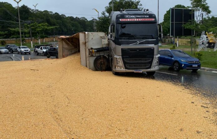 Notícias do Amazonas – Carreta de milho capota na Avenida do Turismo em Manaus