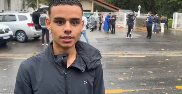 Notícias do Amazonas – Jovem salta muro para resgatar idosos e pets após queda de avião