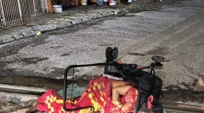 Notícias do Amazonas – Homem é encontrado morto em carrinho de bebê com bilhete macabro