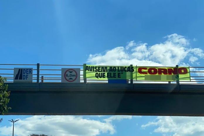 Faixa inusitada em Taguatinga avisa: ‘Lucas, você é corno