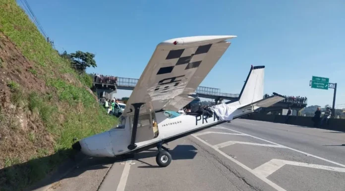 Avião de pequeno porte realiza pouso forçado na Rodovia Régis Bittencourt