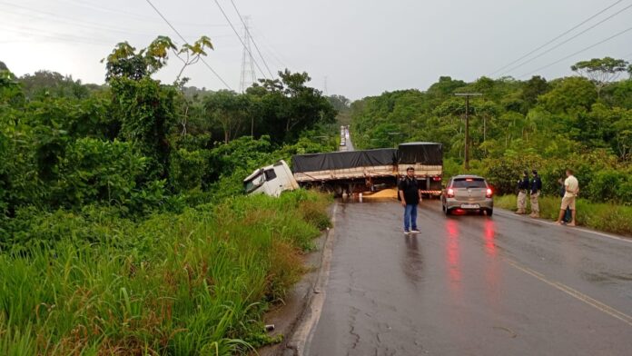 Notícias do Amazonas – Bitrem bloqueia BR-174 e causa longa fila de espera