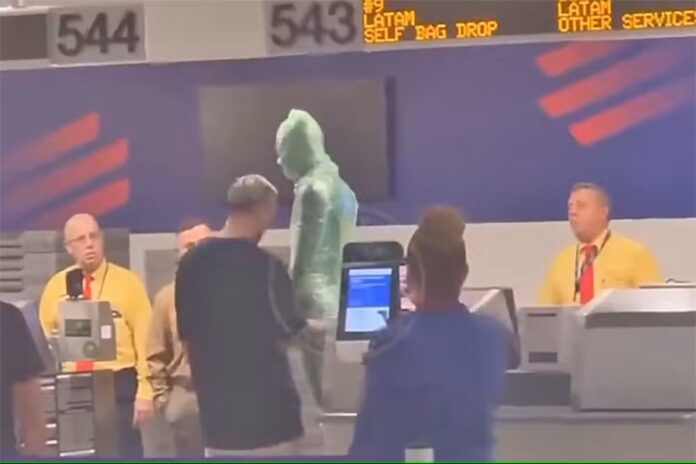 Notícias do Amazonas – Homem se envolve em plástico filme para ser despachado como bagagem