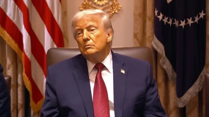 Trump Deseja Feliz Natal e Critica Opositores em Mensagem no Truth Social