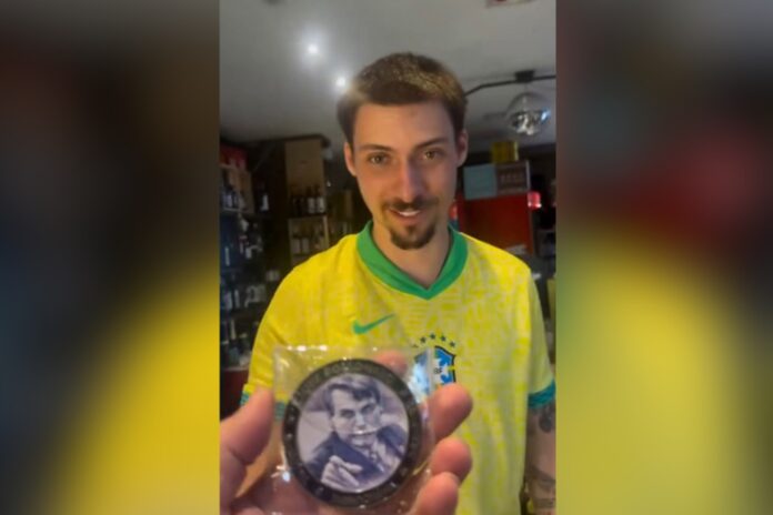 Jair Renan entrega medalha ‘imbrochável’ a açougueiro bolsonarista em SC