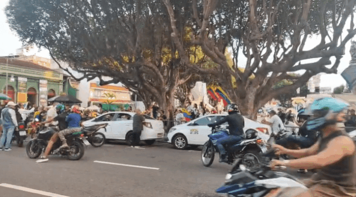 Notícias do Amazonas – Venezuelanos em Manaus celebram a saída de Maduro