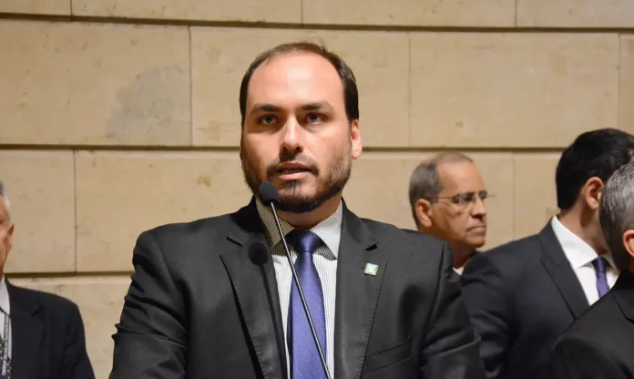 Carlos Bolsonaro relata dificuldade em visitar Jair Bolsonaro na prisão após cirurgia