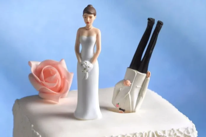 Mulher solicita divórcio após marido quebrar promessa em casamento